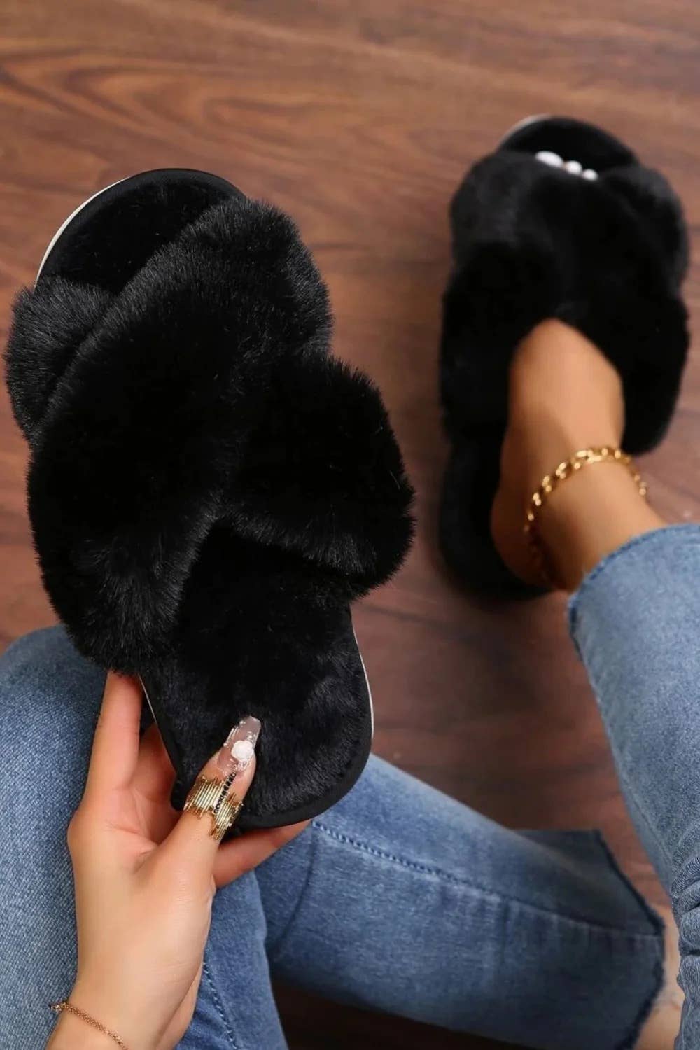 WOMENS CROSSOVER SNUG FAUX FUR SLIPPERS