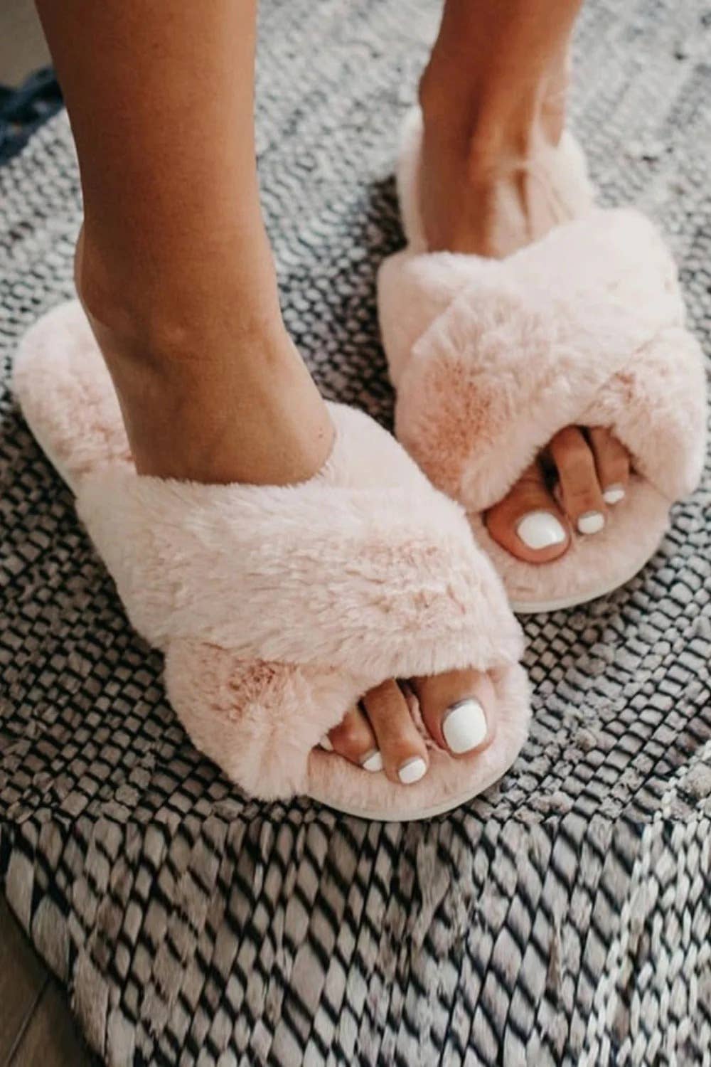 WOMENS CROSSOVER SNUG FAUX FUR SLIPPERS