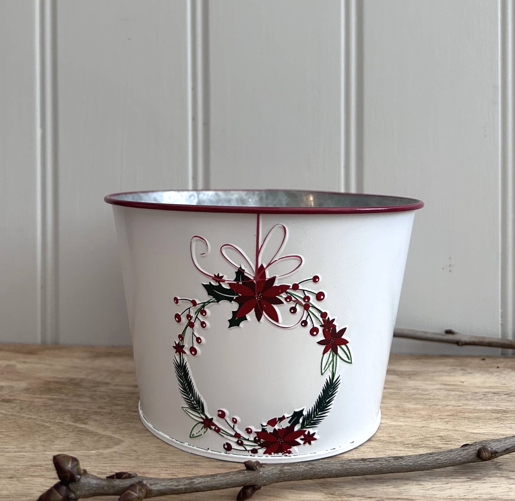AM60218 - Festive Wreath Embossed Vintage Round Planter 15cm