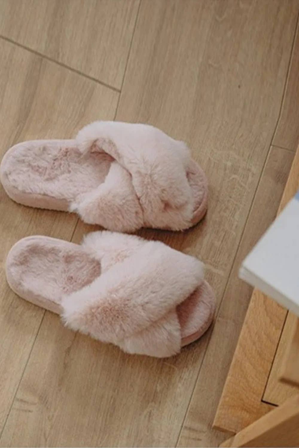 WOMENS CROSSOVER SNUG FAUX FUR SLIPPERS